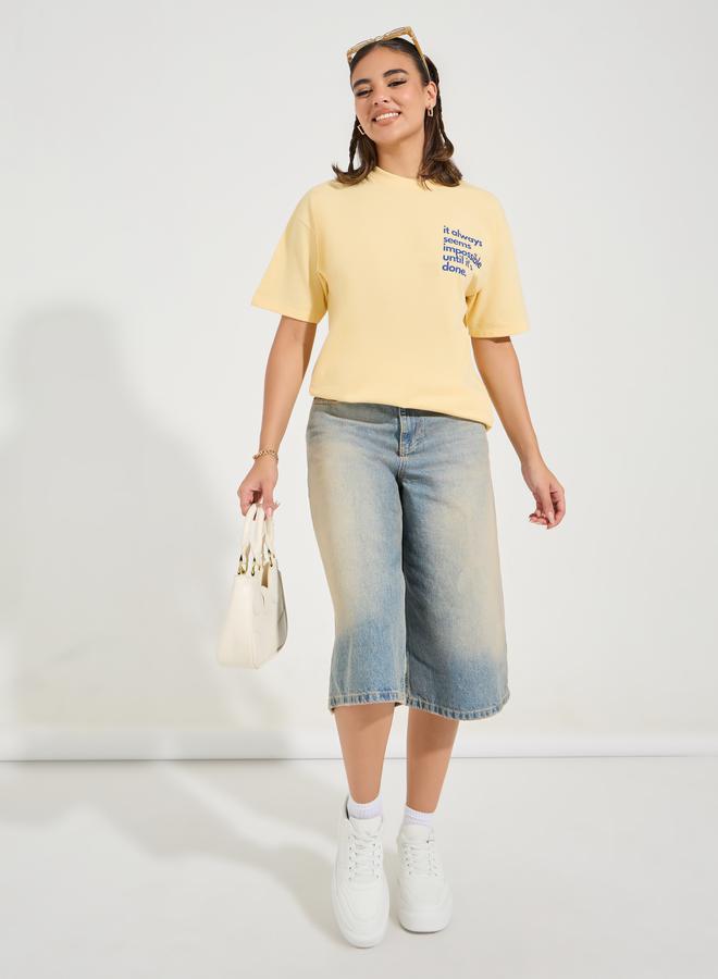 ستايلي تيشيرت فضفاض مطبع بكتابة مع اكتاف منخفضة - Image 2